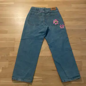 Säljer dessa feta butter jeans i storlek 30, inga defekter och är i topskick. Använd fåtal gånger och är köpta för 1300kr. Vid frågor eller så är de bara o skriva. Pris kan diskuteras 