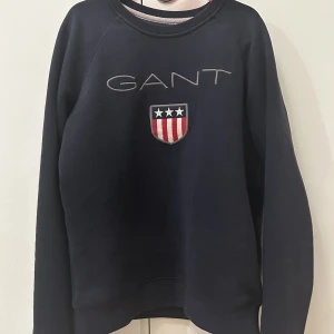 Supersnygg Gant tröja - En supersnygg gant tröja perfekt till vintern. I väldigt fint skick, inga fläckar eller hål. Skriv för mer info