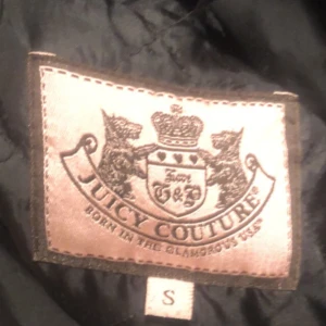 Juicy Couture jacka - super snygg gammal juicy couture jacka. använder inte denna längre tyvär. den enda defekten är ett litet hål i ena fickan som inte syns och är väldigt liten så den märks knappt. 