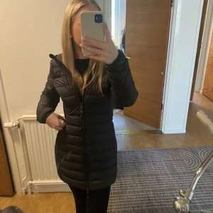 Parajumper jacka  - Använd en halv vinter, den är som ny. Nypris 4800, säljer för 2700 men priset kan diskuteras vid snabb affär 🥰🥰
