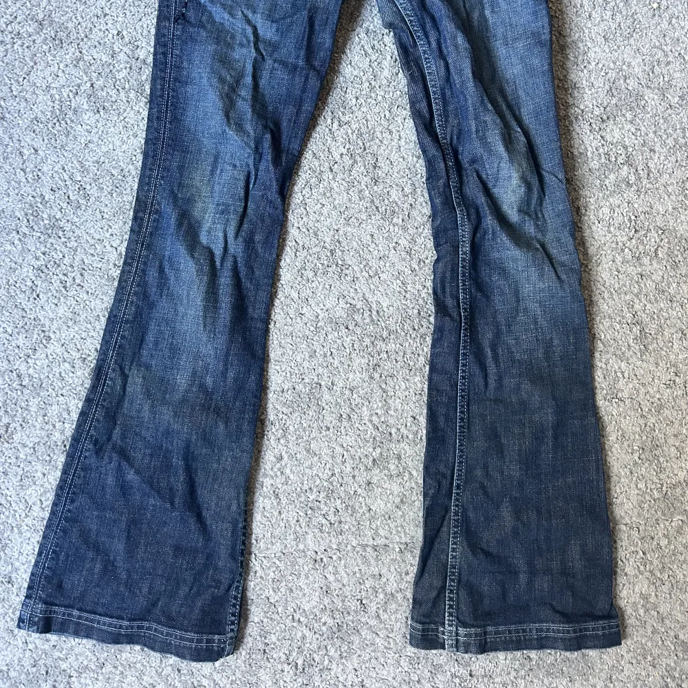 Säljer dessa super snygga jeans som tyvärr blivit för små för mig💗Bra skick! . Jeans & Byxor.
