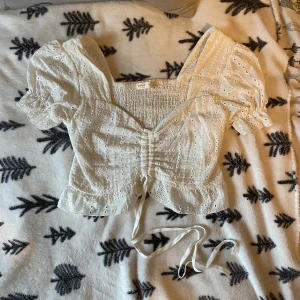 Topp  - Söt topp Storlek S/36 Använd en gång, justerbara band vid bröstet, beroende på hur kort eller lång man vill ha den.  Skriv vid frågor eller fler bilder <3