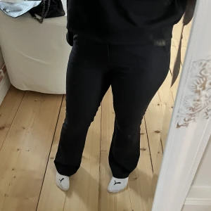 Svarta Kostymbyxor  - Säljer mina jättefina kostymbyxor i storlek 34 från bikbok! De slutar precis under naveln och sitter bra på mig som vanligtvis har 34/36😇 270kr + frakt!