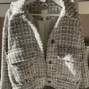 Supersnygg jacka❣️ - En super snygg och trendig jacka från hm, den är i super fint skick men har så många andra jackor så den kommer inte till användning tyvärr.💕💕