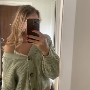 Grön kofta  - Stickad grön kofta som är skön och inte sticks 🩷använd ett fåtal gånger🙌🏼🩷