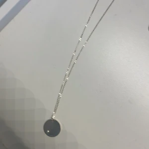 Jätte fint halsband😍 - Det är jätte fint och passar till allt. Pris diskuteras. ❤️🤍