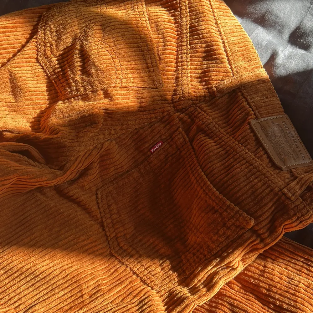 skitsnygga ribbade jeans från Levis i storlek 25 med en rost/koppar färg🍁perfekt nu till hösten o vintern! (pris kan diskuteras). Jeans & Byxor.
