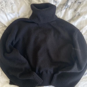 Stickad tröja - Säljer denna såå fina stickade tröjan ifrån hm. Köptes förra året o är kanske något nopprig men de är inget som tänks på. Perfekt till hösten o vintern För mer bilder kom privat💖