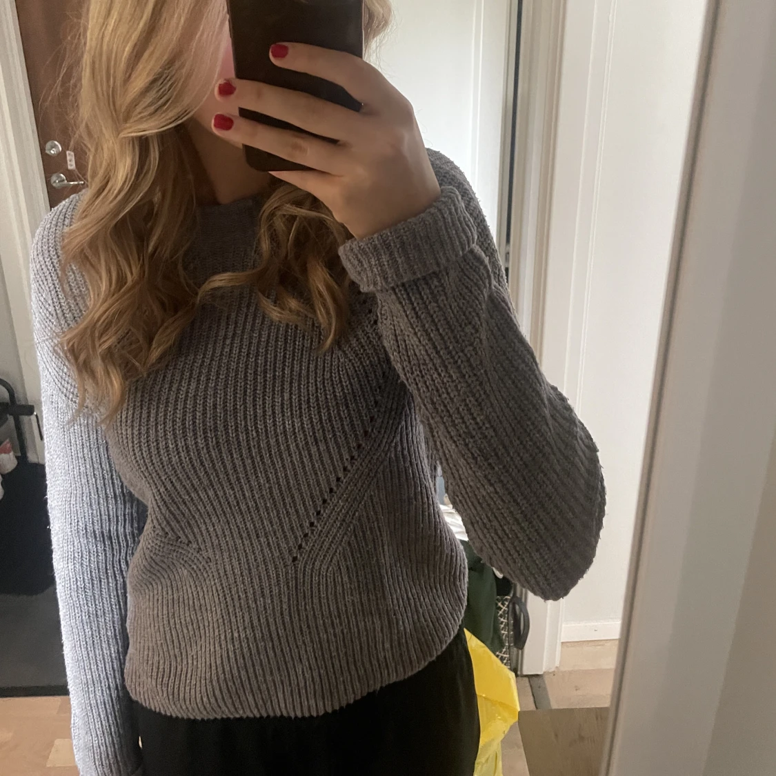 Grå stickad tröja
