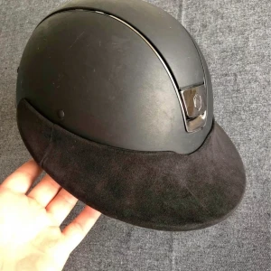 Samshield ridhjälm - Säljer samshield ridhjälm med avtagbar solskärm. Liner storlek 54. Kan bytas ut mot 51-56.