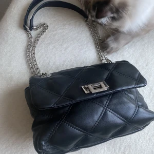 Väska i nyskick  - Väska i nyskick! Sälj då den inte kommer till användning!!  