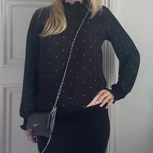 Jättesöt blus  - Söt prickig svart blus från Vero moda i bra skick! Använd gärna ”köp nu” och allt på min sida är 3 för 2😊💕
