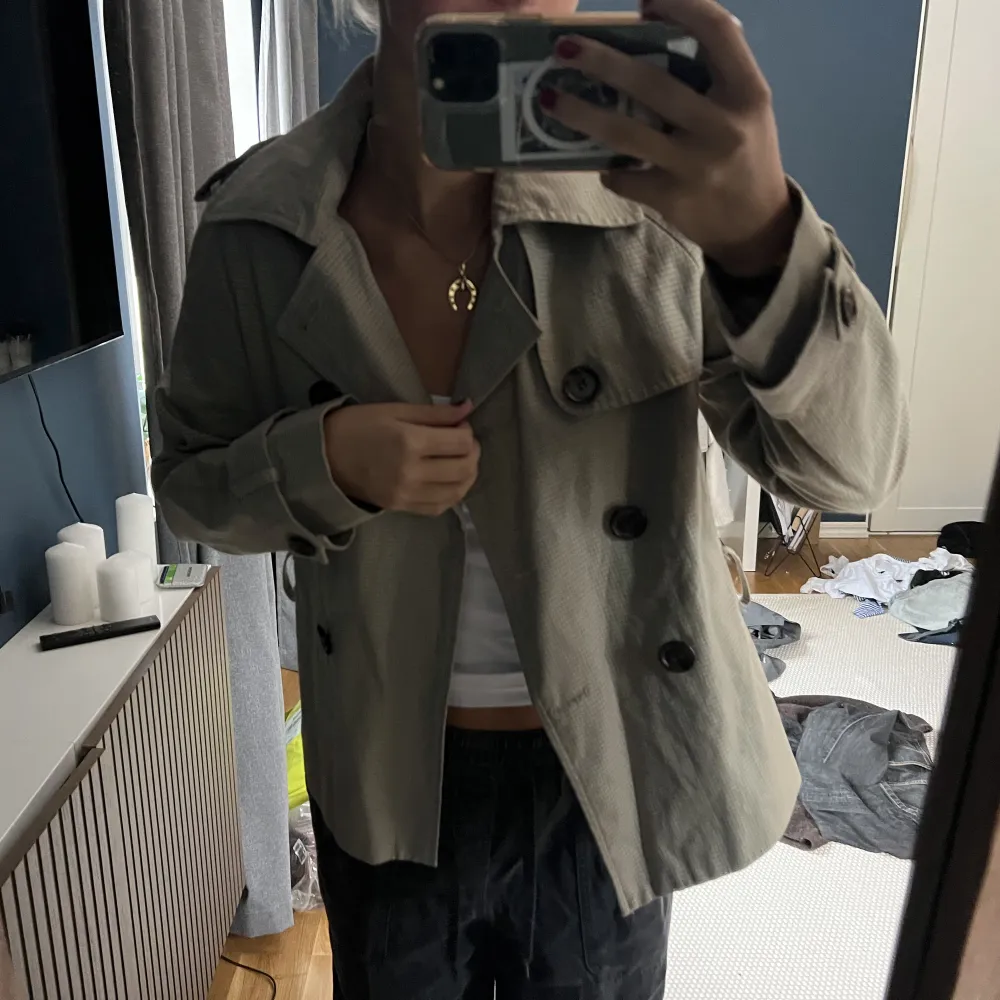 Kort vintage kappa/trenchcoat. Så snygg skulle säga att den passar 34/36/38 beroende på hur man vill att den ska sitta. Så snyggt till hösten!. Jackor.