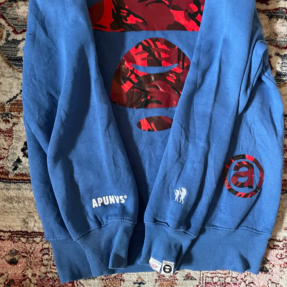 Säljer nu min Aape - A Bathing Ape’s tröja i storleken M. Den var varit med om en del, därför det låga priset! Kan man historian om Aape så vet man hur rare den här tröjan är. . Hoodies.