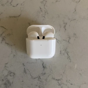 PRO 4  - Väldigt bra och användbara på allmänna platser där det ej går att ha samtal med högtalare. Ljudet är grymt och samma med utseendet och kvaliteten. 