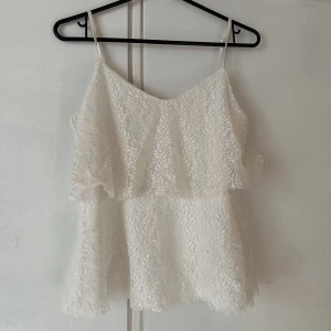 Linne med volang  - Jätte fint linne med volanger med spets.  Aldrig använt 🤍  Köparen står för frakten 