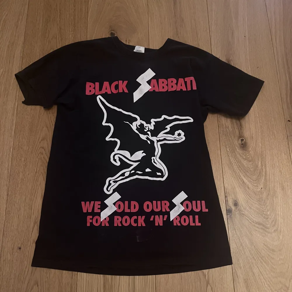 Jättesnygg black sabbath T-shirt  Inga defekter alls.. Skjortor.