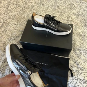 Guzzips zanoti skor  - Finns 4 par storlek 42 och mer skriv gärna via intresse kvitto box med följs 