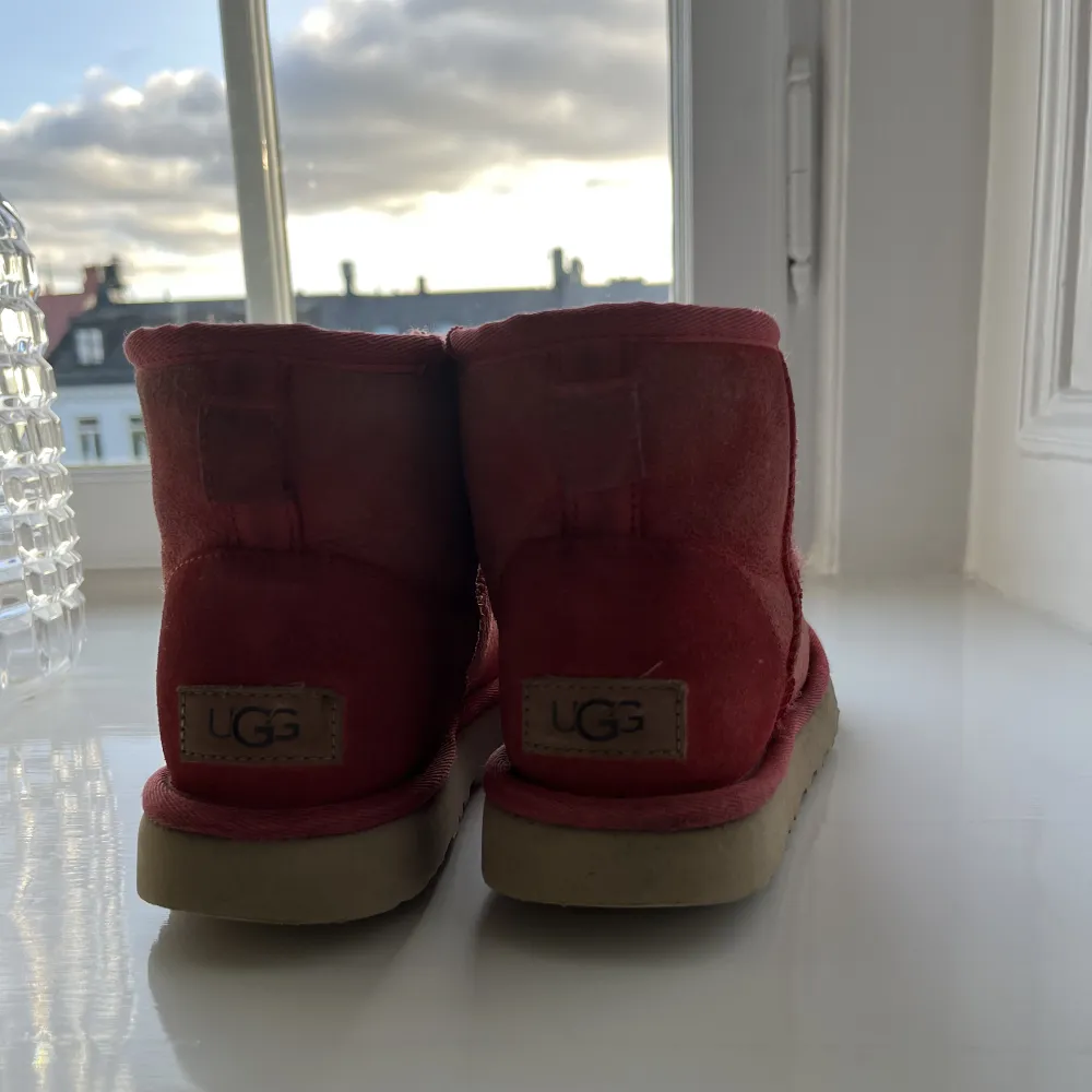 Säljer dessa uggs då dom blivit försmå. Inte alls slitna men har andvändts.. Kengät.
