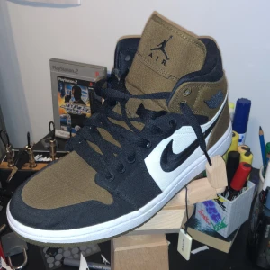 Jordan 1 mid brown st 40 - Nästan perfekt skick växte ur de. Har fortfarande original lådan.