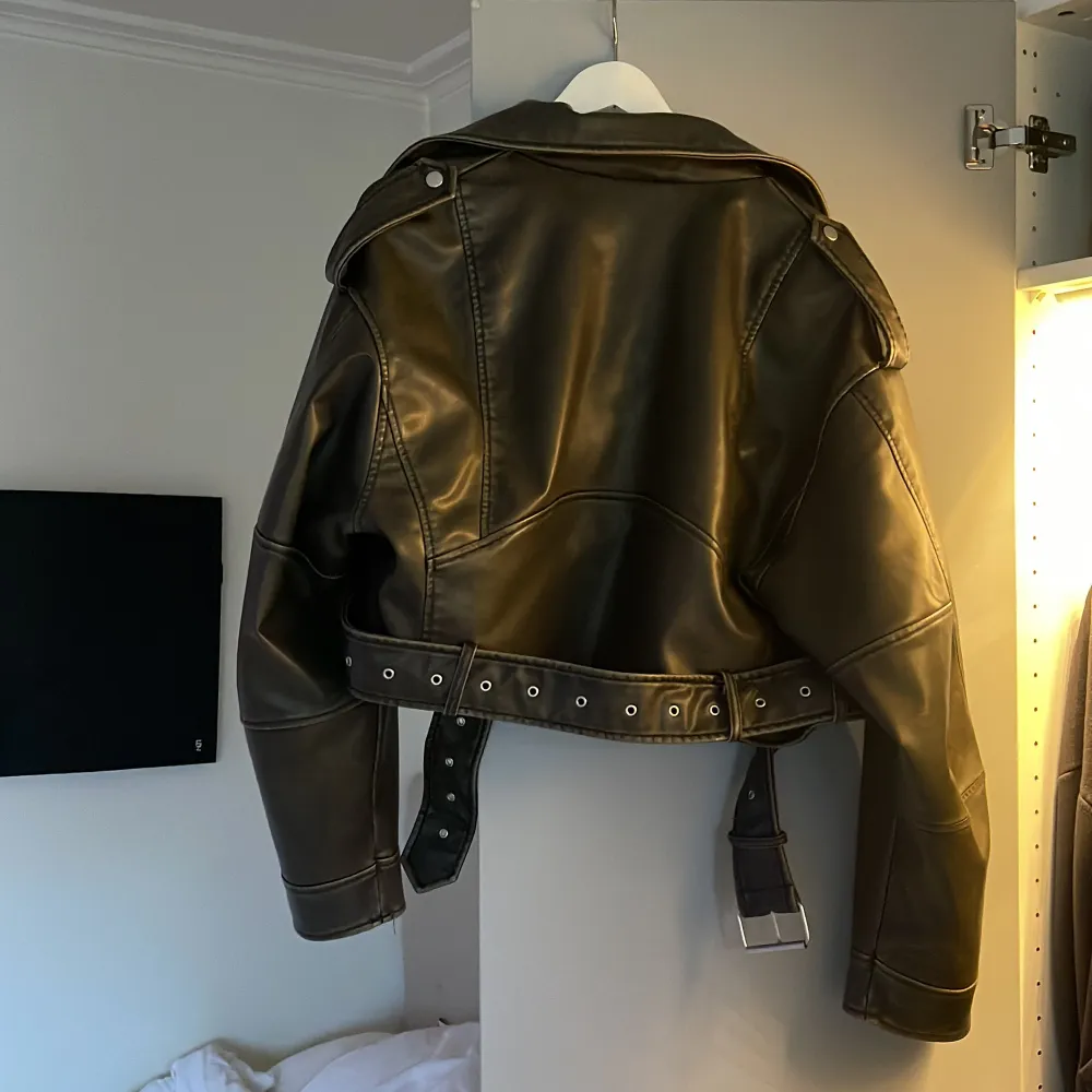 Den populära Zara crop biker jacket i skinnimitation. Använd fåtal gånger.  Storlek XL för oversized look.  Vid frågor eller prisförslag skicka dm .. Jackor.