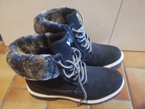 Helt nya!!  - Super bekväma vinterskor som aldrig kom till användning förra året. Storleken är 40 Jag tror vi har impregnerat dom.  PRISET går alltid att komma överens om. Jag vill hellre få sålt än ha det kvar Kom med förslag 