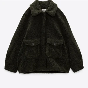 Teddyjacka - Så snygg Teddyjacka från Zara i storlek M sitter jättebra på mig som brukar ha S💚💚