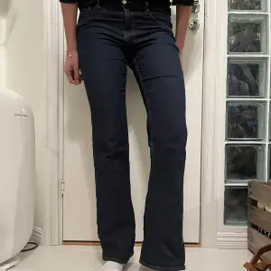 Snygga bootcut jeans från HM. Sitter jättebra men är tyvärr inte riktigt min stil längre. Kan se lite korta ut på mig, men jag är 176cm så det kan vara därför ☺️