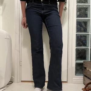 Bootcut jeans - Snygga bootcut jeans från HM. Sitter jättebra men är tyvärr inte riktigt min stil längre. Kan se lite korta ut på mig, men jag är 176cm så det kan vara därför ☺️