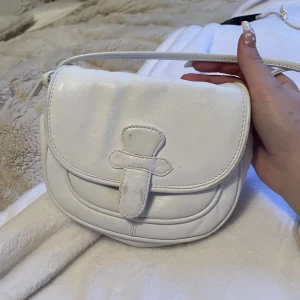 Väska mini - Liten vit väska med långt band