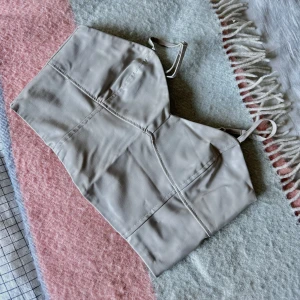 Snygg Topp 99:-.  - skitsnygg topp från Zara i storlek Medium. Aldrig använd. Säljer pga för liten. 