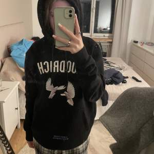 Hoodrich hoddie i ny skick. Knappt andvänd. Ny pris 800.