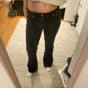 Jeans  - Fina svarta jeans som håller på att bli försmå från Ginas barnavdelning, i storlek 158 men sprättat upp dom där nere så skulle säga att de liknar 164/xs. 