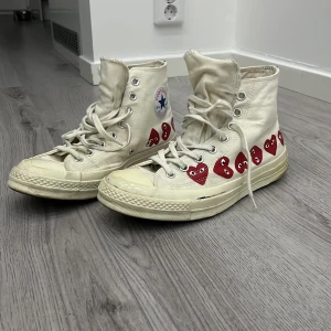 Converse Comme des Garcons PLAY - Feta skor i bra skick, använder dem tyvärr inte längre. Vill bli av med dem fort där av lågt pris