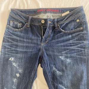 Low waisted jeans  - Supercoola low waisted jeans från only!!! Dem är i storlek 29/32 jag är en 36a och 163cm lång!