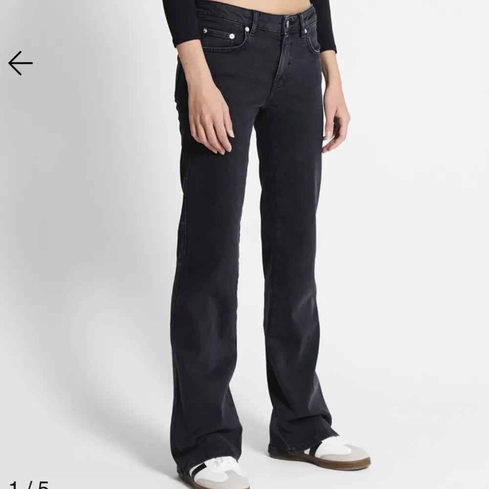 helt oanvända låg midjans jeans från lager 157. Beställde fel storlek så dom är i nyskick💓 nypris : 400   storlek XS , passar i längden upp till ungefär 1,65 💜. Jeans & Byxor.