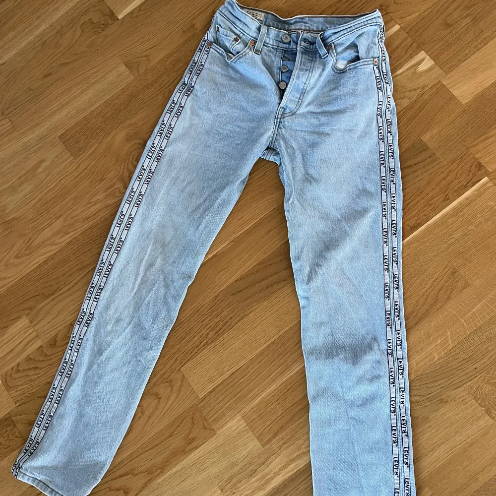 Ljusblå Levis 501 jeans i rak modell! Inga defekter eller dylikt. Storlek W24/L30. Nypris 1.100kr. Jeans & Byxor.