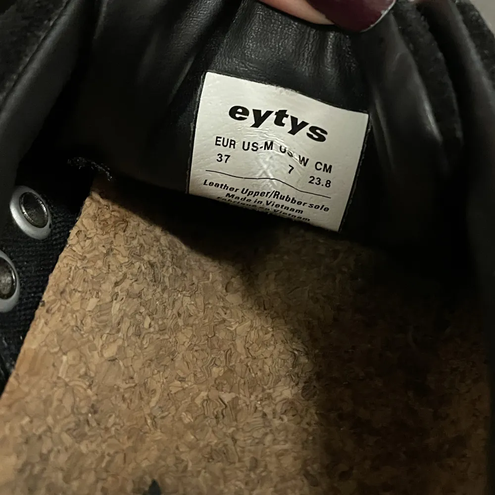 Säljer mina svarta eytys i stl 37 då de är för små. Väldigt fint skick, inga slitningar förutom att det syns att de är använda på det vita🤍  Nypris: 2500kr. Skor.