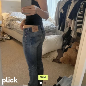 Lågmidjade Levis jeans - Säljer dessa lågmidjade levis jeansen som jag köpte på plick men aldrig använt då de var lite stora på mig som vanligtvis har 34. Inga slitningar och skulle nog passa någon som har stl 36. Rak modell. Köparen står för frakten🤩