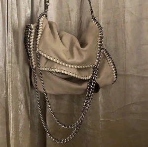 Kedjeväska - Säljer denna kedjeväskan då den inte kommer till användning längre. Har defekter som du kan se på andra sidan. Skriv för frågor eller funderingar🩷💗