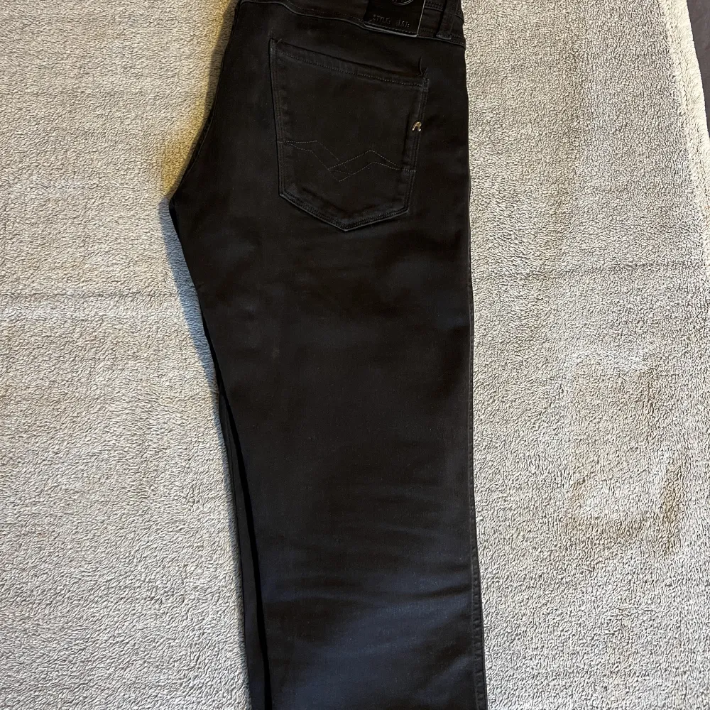 Hej! säljer ett par Replay Jeans i jättebra skick. Dom är storlek 30x32 och har stretch. Köpte dom på NK i Göteborg för ca 1600kr  Hör av dig vid frågor. Jeans & Byxor.
