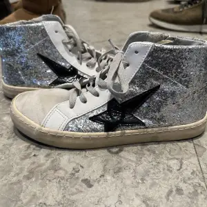 Golden goose inspererande skor. Kommer ej till användning tyvärr för jag har för mycket skor men hur snygga? De är i storlek 37 