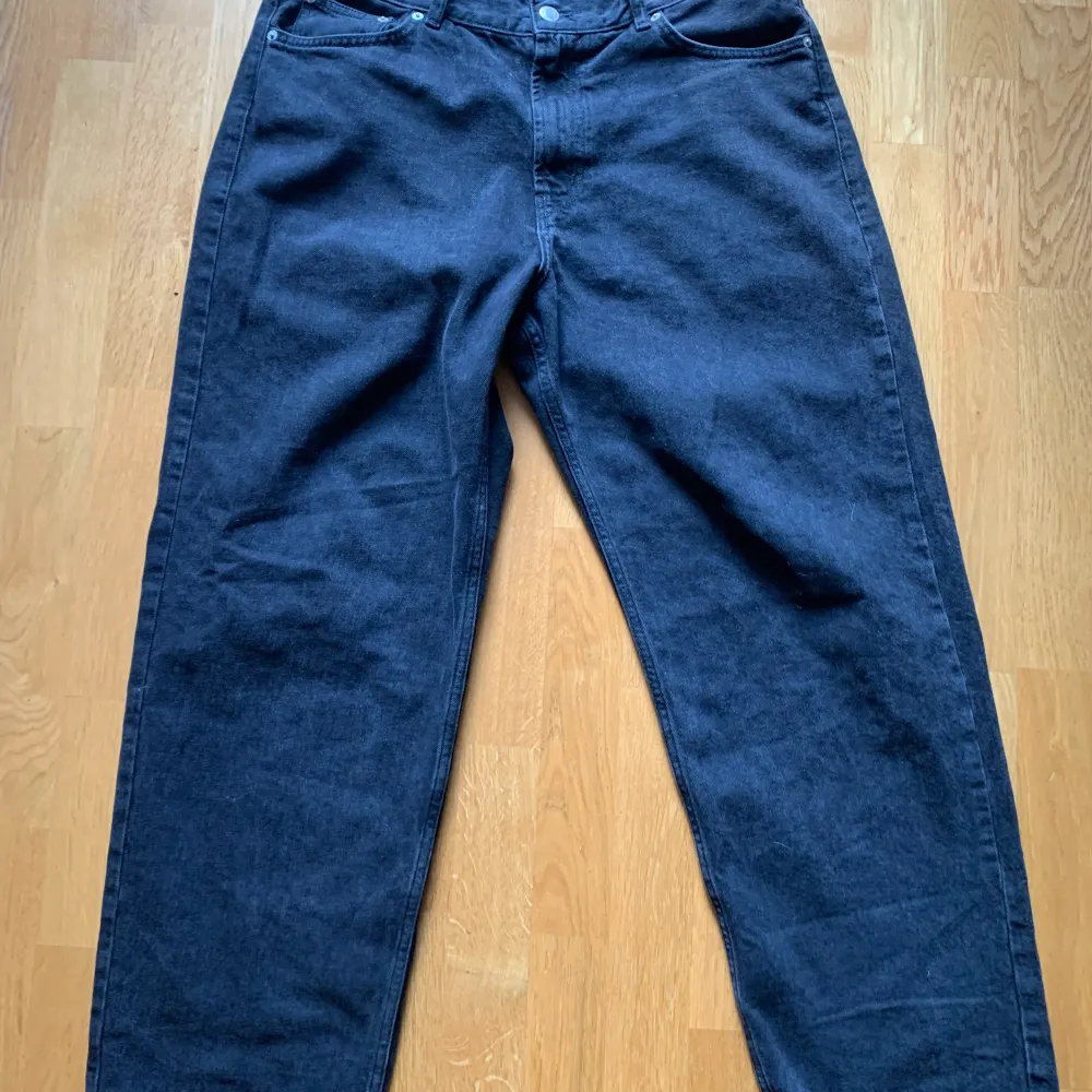Sköna baggy jeans från Sweet Sktbs modell Big Skate i lite nertvätta svart denim med embo på baksidan. Skön jeans och grym passform . Jeans & Byxor.