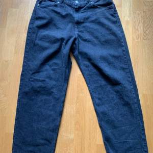 Sköna baggy jeans från Sweet Sktbs modell Big Skate i lite nertvätta svart denim med embo på baksidan. Skön jeans och grym passform 