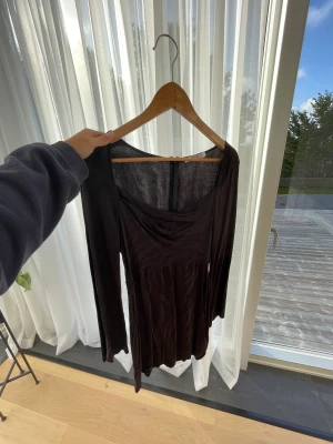 Svart klänning - Svärt jättefin klänning med zebramönster från NA-KD. Dragkedja i bak som går nästan hela vägen, dragkedjan syns inte alls. Jättefint material som är lent och i ny skick. Köpt för 600 kr Säljer för 300. 🥰