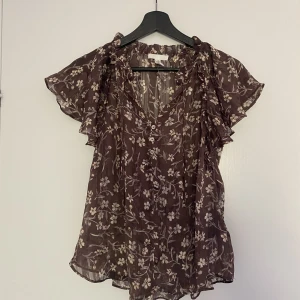 H&M blus - Säljer denna fina plagg i storlek 34, oanvänd. I jättebra skick, helt slutsålda 🩵