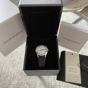 Emporio Armani klocka - Säljer min riktigt stilrena Emporio Armani klocka med äkta läder band, den är i nästan helt oanvänt skick och fungerar som den ska! Nypris 2500kr, mitt pris 870kr 🙌🏽 Äktahetsbevis och orderbekräftelse finns!🙂
