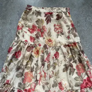 En fin kjol i storlek 36 från H&M, sitter jättefin och bekväm 🩵priset kan diskuteras 