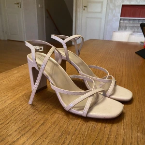 Beige/rosa klackskor - Använda två gånger. I bra skick. 