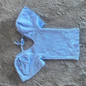 blå topp - en jättefin ljusblå topp från only. endast använd 2-3 gånger 🩵  nypris 237kr